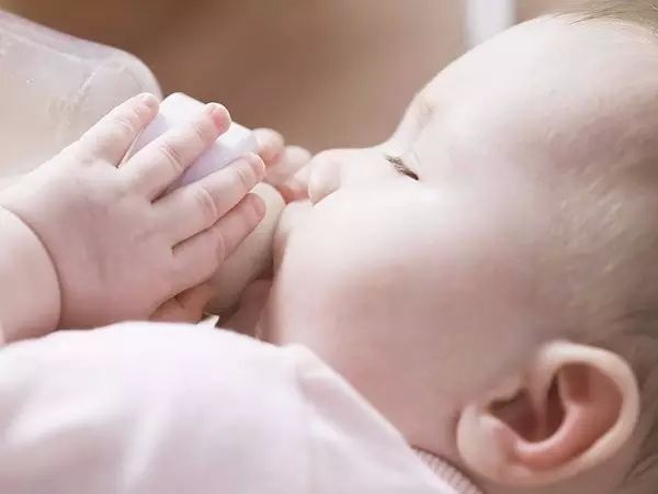 西牧乳业婴幼儿奶粉使用过期原料 拉低网友对“国产”信心