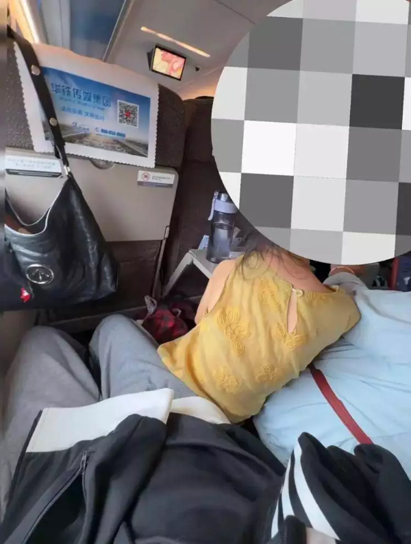 高铁双人座被免票儿童挤成3人座舆情复盘：乘客3小时全程被挤靠窗，一条吐槽如何引爆暑期高铁出行焦虑