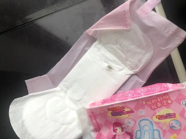 七度空间“污渍卫生巾”舆情复盘：一片泛黄棉芯如何点燃全网女性愤怒，品牌信任一夜归零