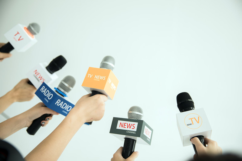 自媒体时代的议程设置：主体重构、官媒角色与企业舆情风险研究