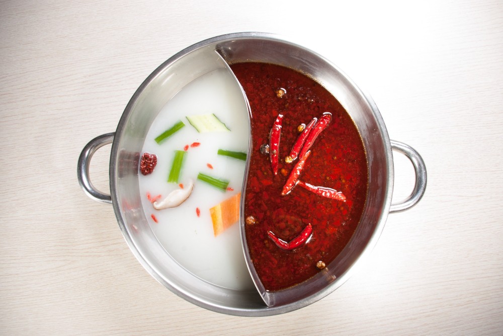 餐饮舆情：舆论如何看待海底捞锅里被扔尿布事件