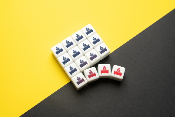 人事舆情：舆论如何看待东方甄选4名主播同时离职事件 