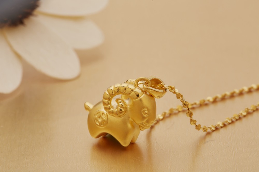 产品舆情：舆论如何看待周大福牛马吊坠争议事件